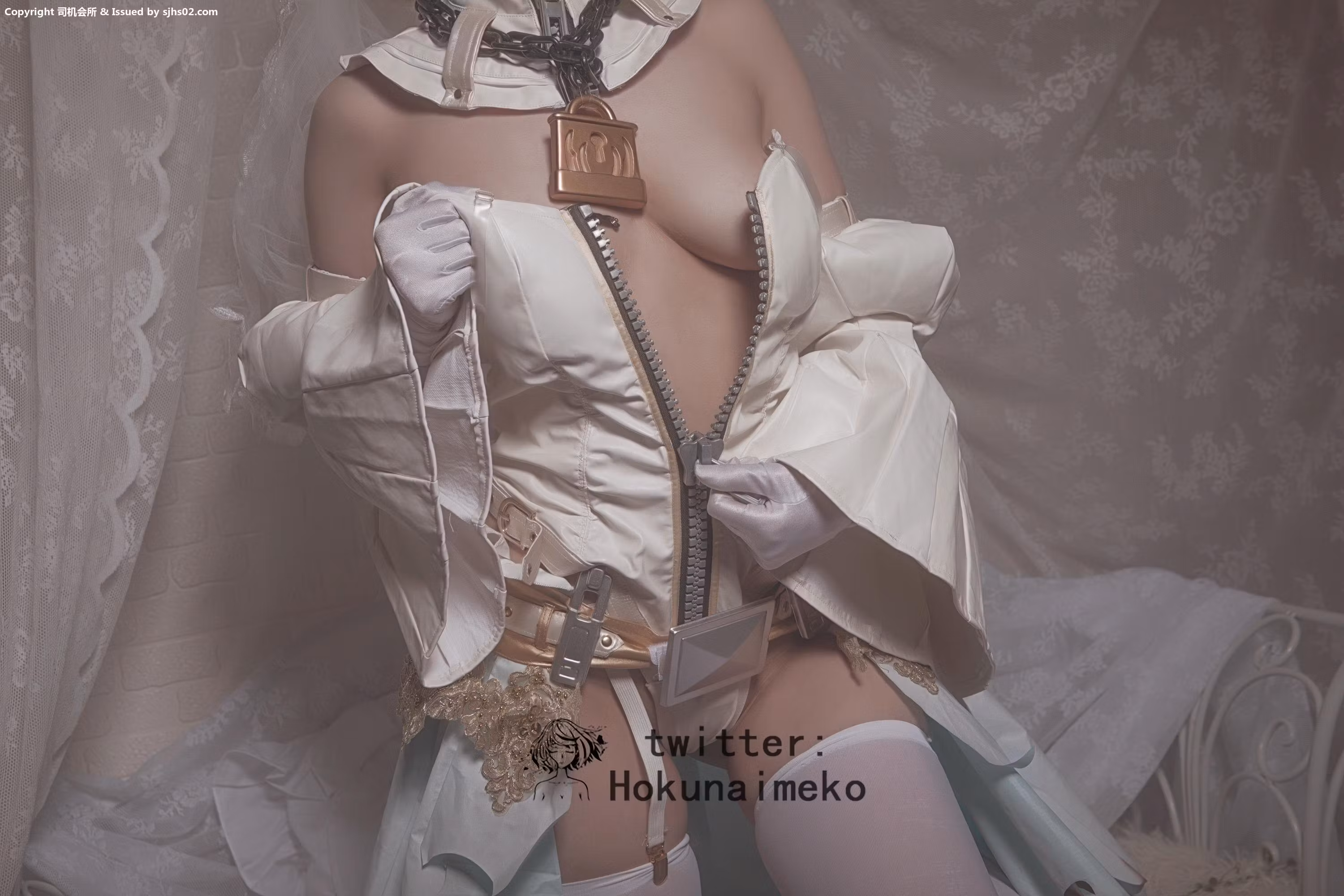紧身拉链拘束衣线条勾勒内里迷人极品美乳美胸身段